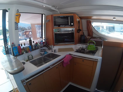 Оборудованный камбуз катамарана