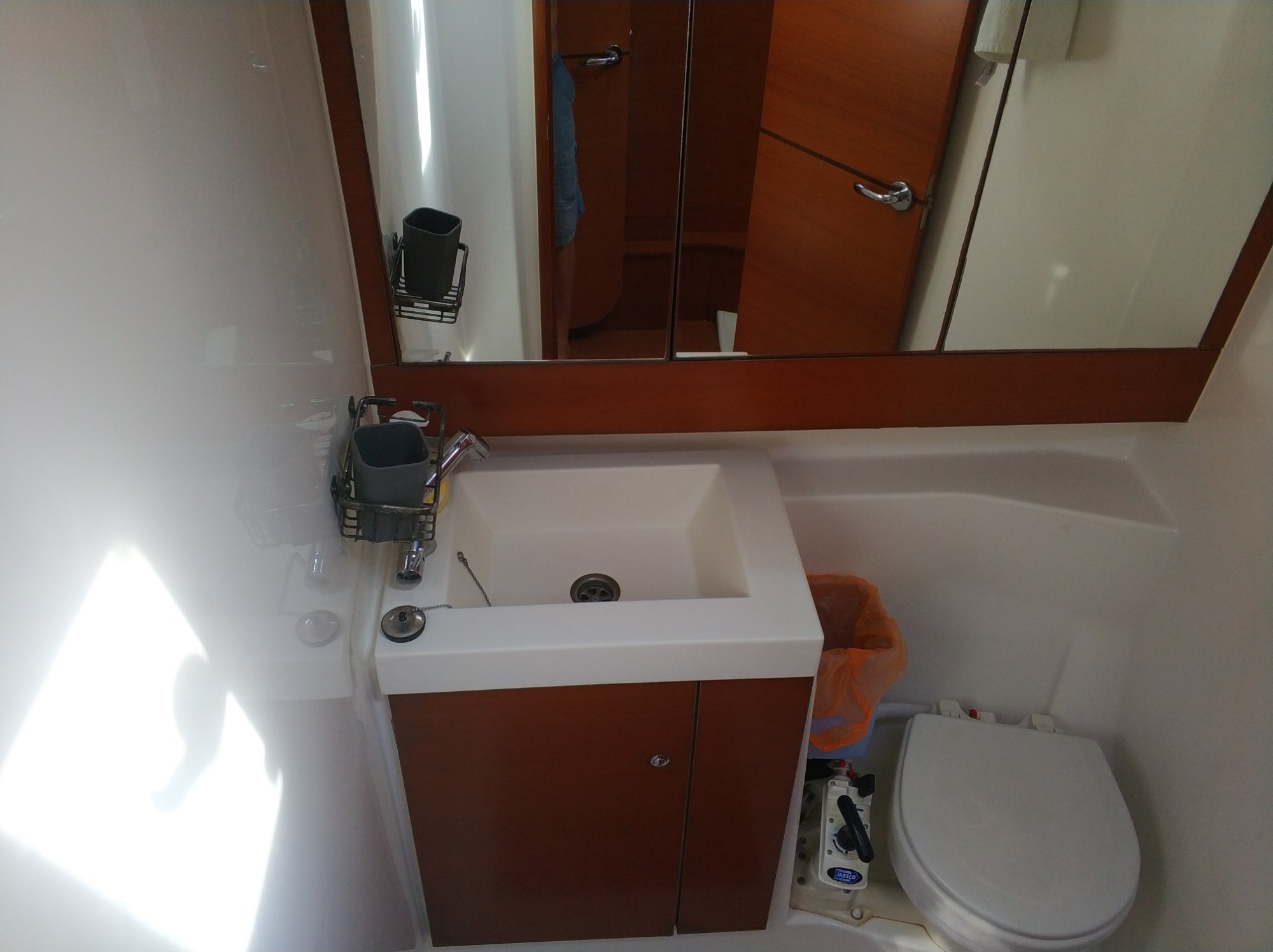 Санузел яхты Dufour 405