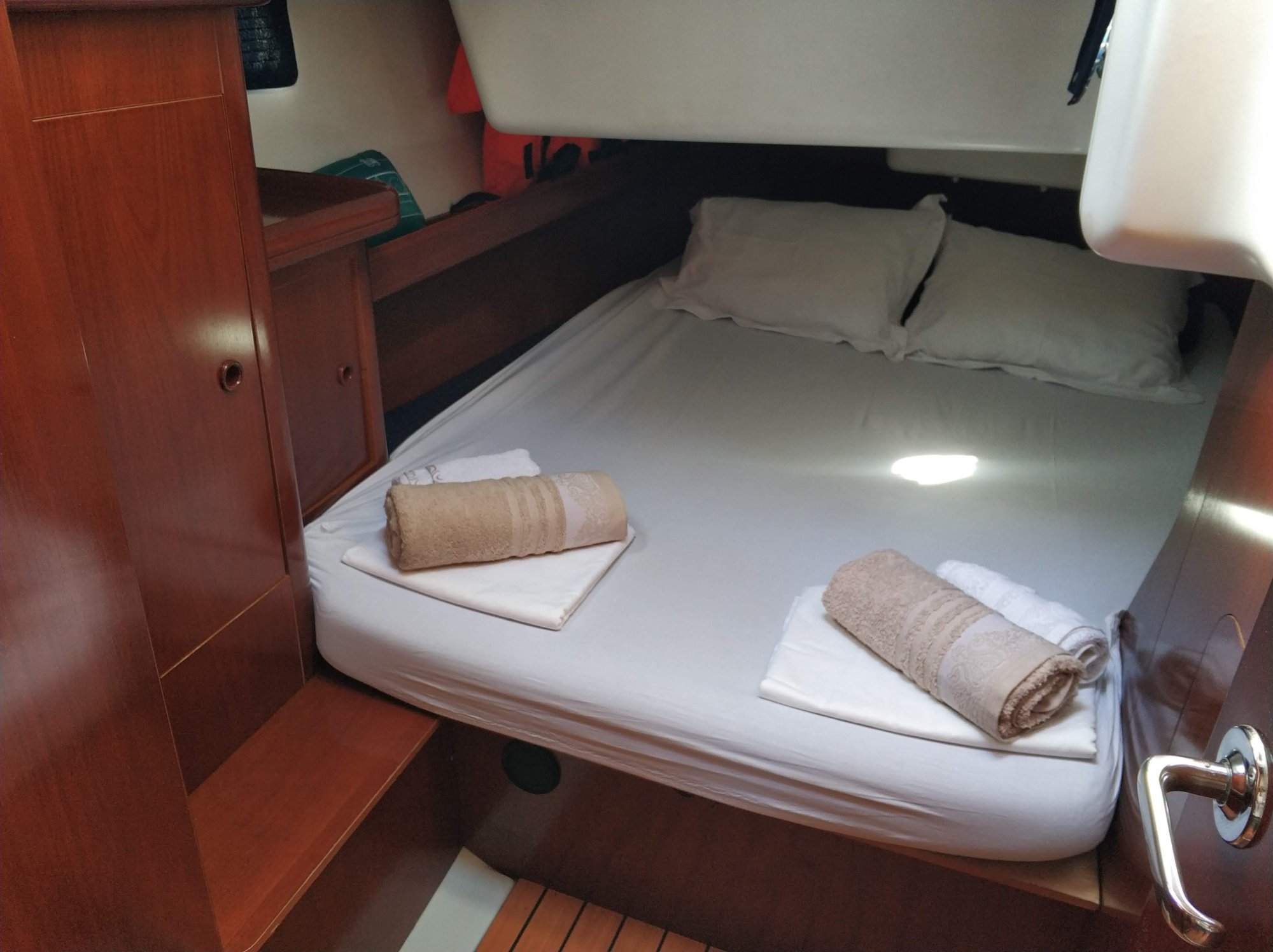 Каюта яхты Oceanis 473