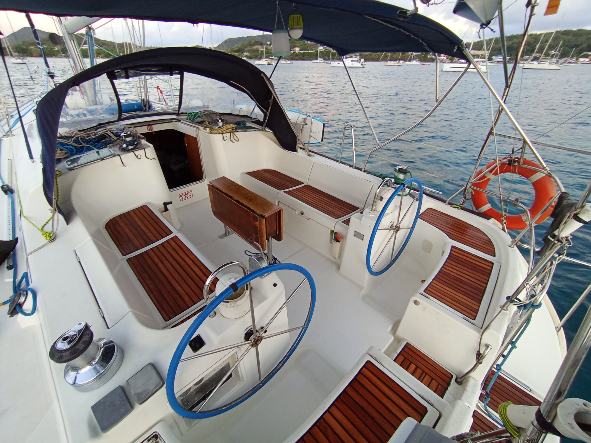 Кокпит яхты Oceanis 473