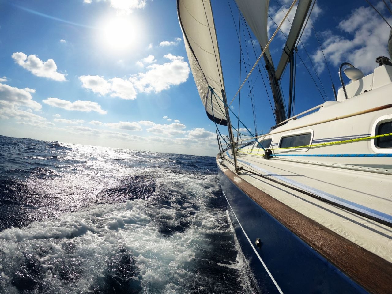 Парусная яхта Oceanis 473 идёт под парусом через Атлантику